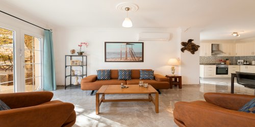 Villa Caretta-Livingroom2.jpg-thumb